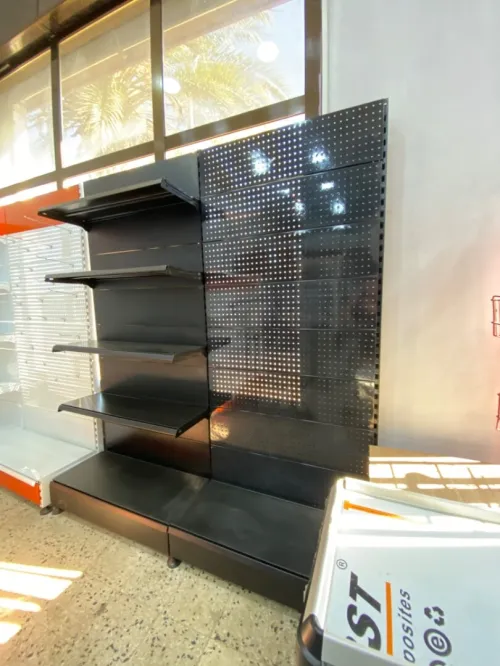 Équipement magasin caisse en bois , mannequins , étagères, chaise magasin 