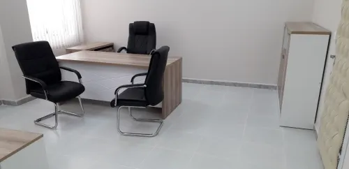 ENSEMBLE DE BUREAU / CHAISE / ARMOIRE/ BUREAU COMPLET 