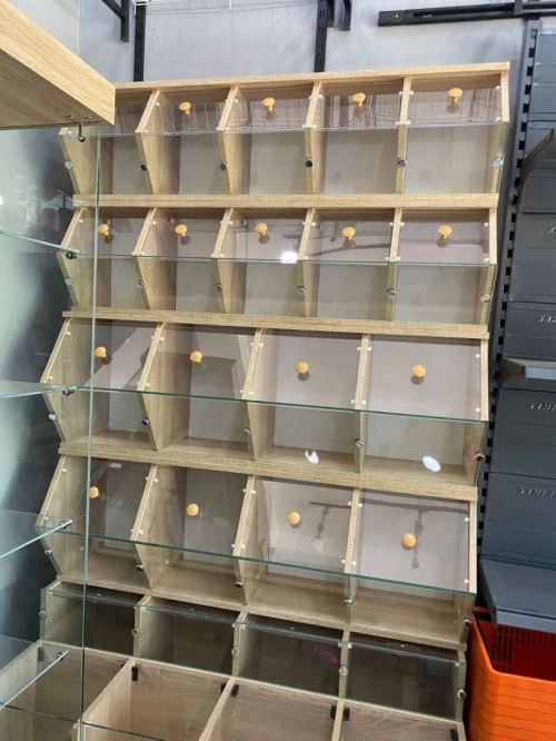 Équipement magasin caisse en bois , mannequins , étagères, chaise magasin 