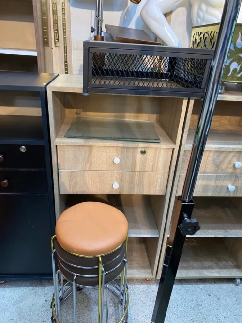 Équipement magasin caisse en bois , mannequins , étagères, chaise magasin 