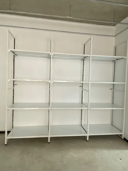 Équipement magasin caisse en bois , mannequins , étagères, chaise magasin 