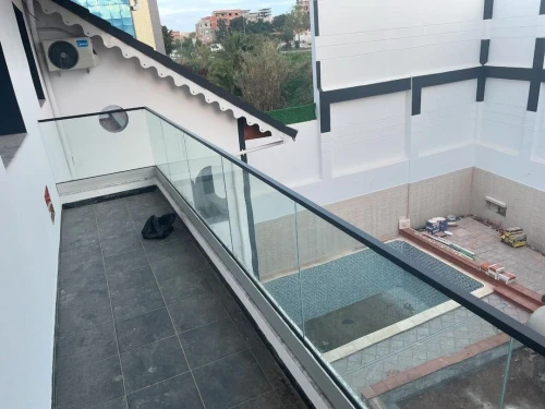 Montage séparation reparation verre Trompé vitrine cabine de douche escalier gard corp balcon