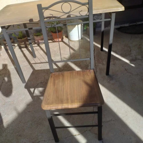 Différents types de tables en bois et en métal 