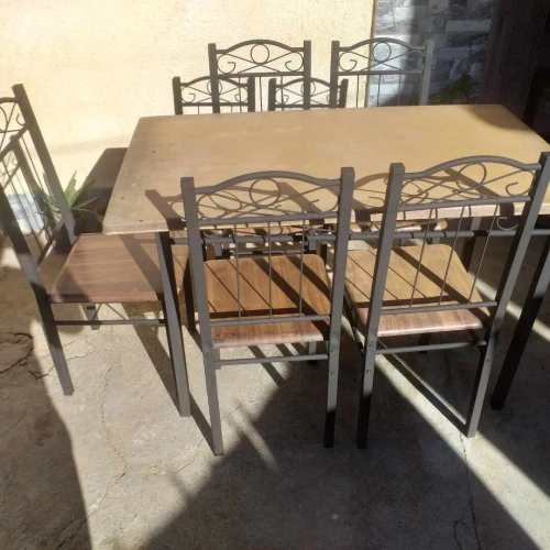 Différents types de tables en bois et en métal 