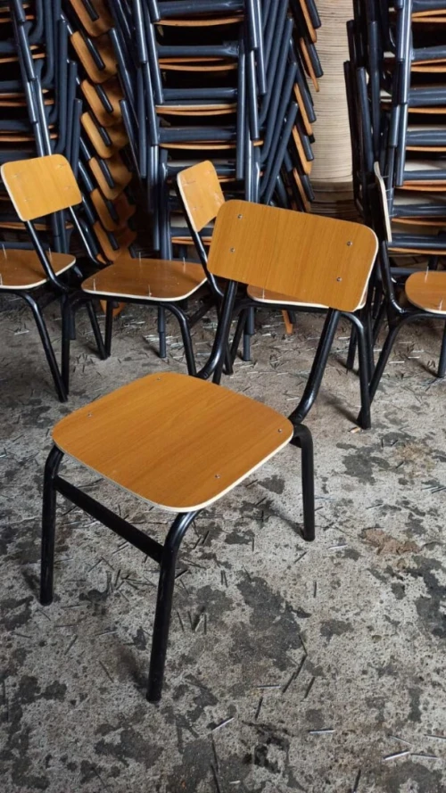 صناعه و تجهيز اثاث المدرسية 
