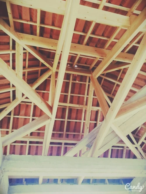 charpente en bois toiture poses tuiles