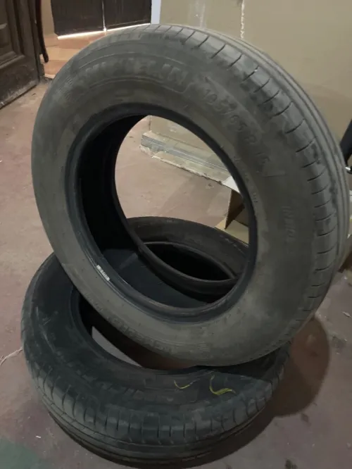 Trois pneus Michelin en Bonne etats 195 / 65 R15