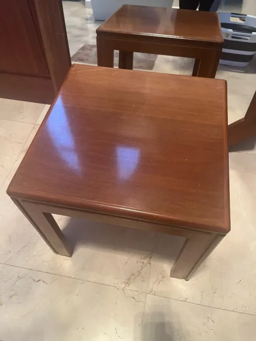 deux tables en bois