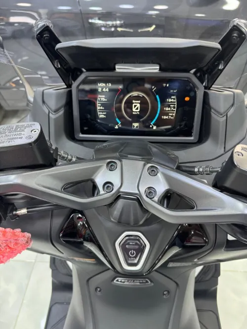 YAMAHA T MAX 2025