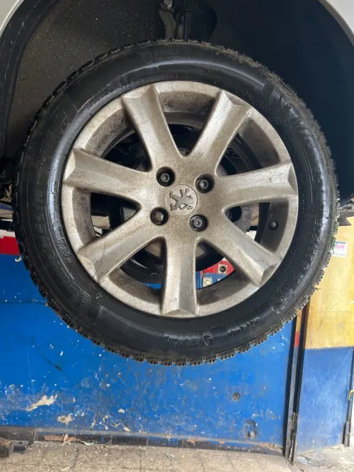 Jantes en alu 16 pouces Peugeot avec pneu Michelin hiver quasi neuf