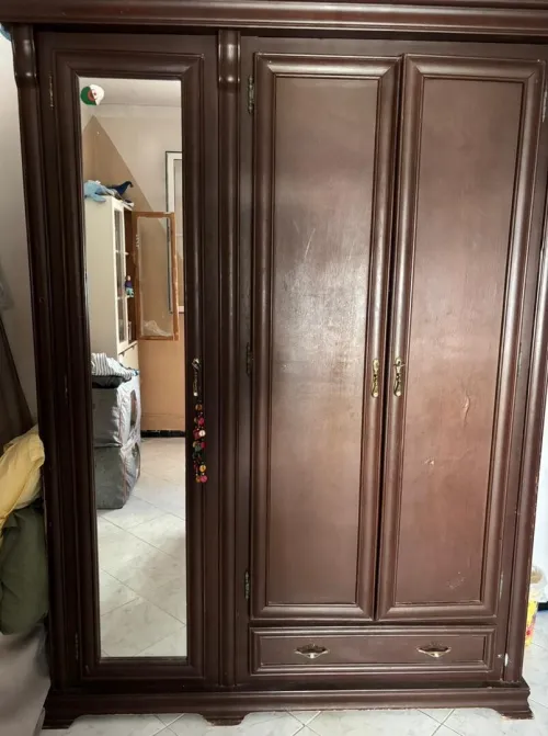 Armoire en bois rouge