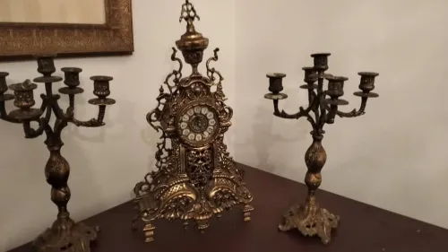 Horloge et chandelier 