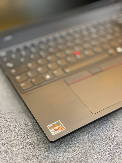 Lenovo ThinkPad E15 / Ryzen 5 4500U / 16GB / 256GB SSD / 15.6 FHD