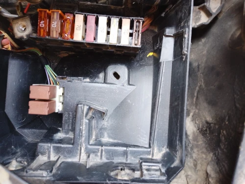 boîte fusible noire porte lampes et quelques fiches  sup moteur floteur gazoil  commodo et air bag volant un tiroir ar