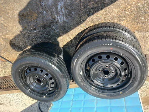 A vendre Quatre Roues Complete 185-60 par 15 de marque brigestone et DUnlop avec engoleveres dorigine toyota yaris sedan plus une jante