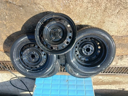 A vendre Quatre Roues Complete 185-60 par 15 de marque brigestone et DUnlop avec engoleveres dorigine toyota yaris sedan plus une jante