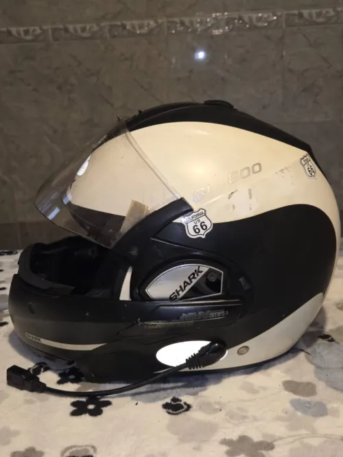 Vend casque noir et blanc SHARK TAILLE XL
