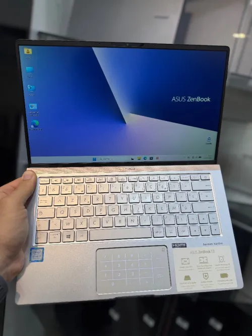 Asus ZenBook 13 FHD IPS - i7 8550U - 16Go Ram - 512Go SSD - Intel UHD Graphics