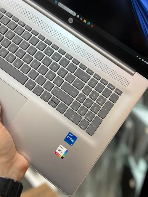 HP Laptop 17s FHD - i5 1235U - 16Go - 512Go - Intel Iris Xe Graphics 