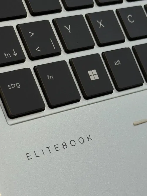 HP EliteBook 860 G9 - Ryzen 5 Pro 6650U - 16Go - 256Go - AMD Radeon 680M
