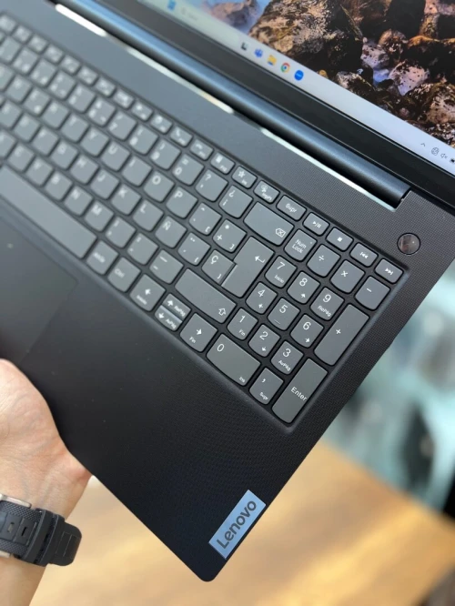 Lenovo V15 - Ryzen 3 7320U - 8Go - 256Go - AMD 680M Graphics