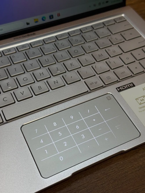 Asus ZenBook 13 FHD IPS - i7 8550U - 16Go Ram - 512Go SSD - Intel UHD Graphics