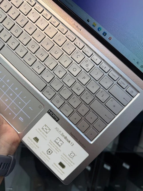 Asus ZenBook 13 FHD IPS - i7 8550U - 16Go Ram - 512Go SSD - Intel UHD Graphics