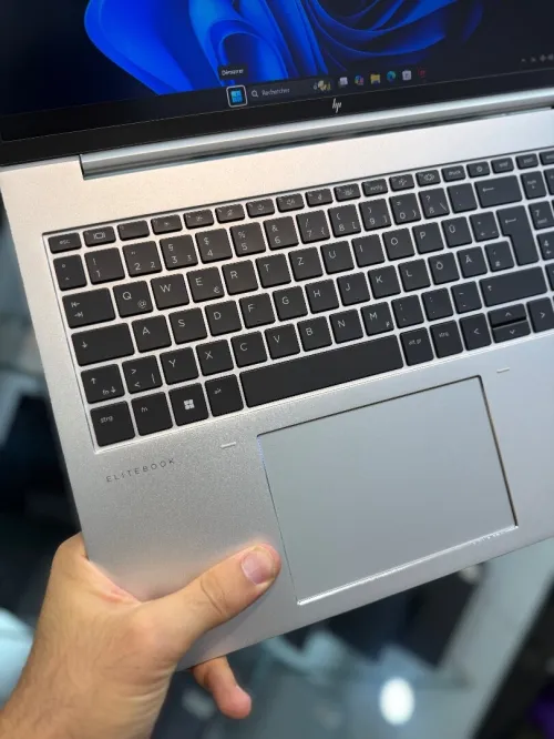 HP EliteBook 860 G9 - Ryzen 5 Pro 6650U - 16Go - 256Go - AMD Radeon 680M
