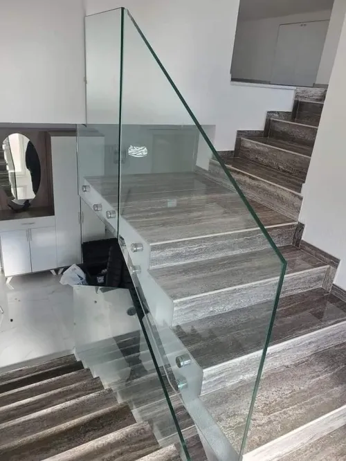 Garde corps et rampe d'escalier en verre 
