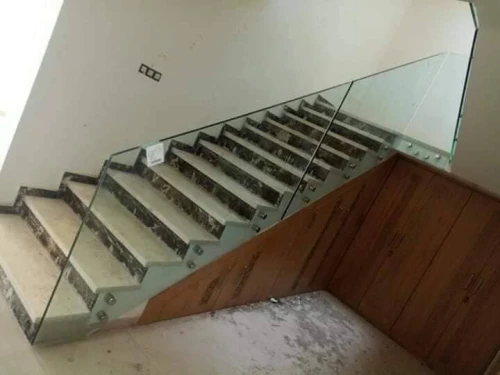 Garde corps et rampe d'escalier en verre 