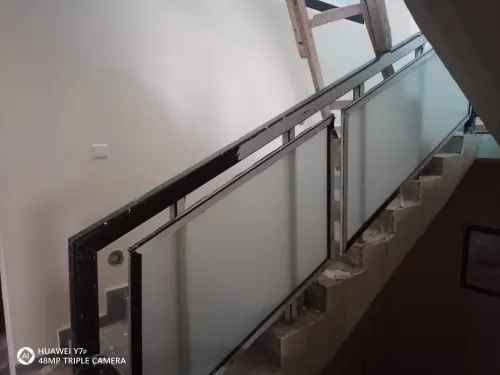 Garde corps et rampe d'escalier en verre 