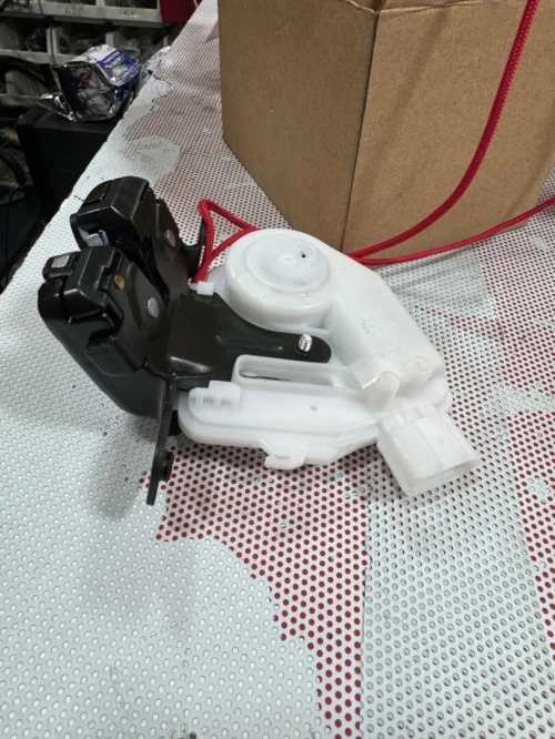 Gachette mall toyota yaris ncp130 6v