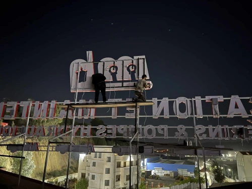 Plaques publicitaires et panneaux lumineux (اللوحات الإعلانية واللوحات المضيئة)