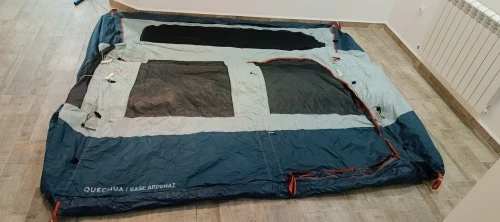 Tente de camping Quechua Base  Arpenaz  venue de France toute neuve  Dimensions 2m50 carré
