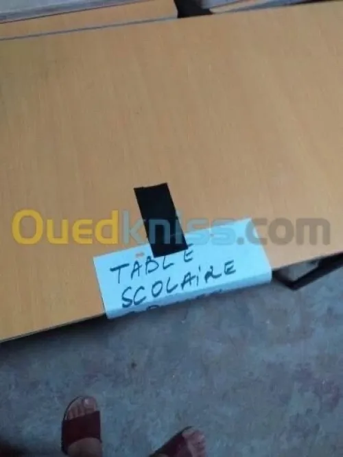 Tables et chaises scolaires 