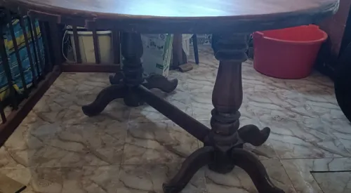 Table ronde en Bois Rouge 1,46m avec un plateau tournant