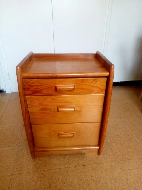 Table de nuit en bois rouge طاولة بخشب الأحمر