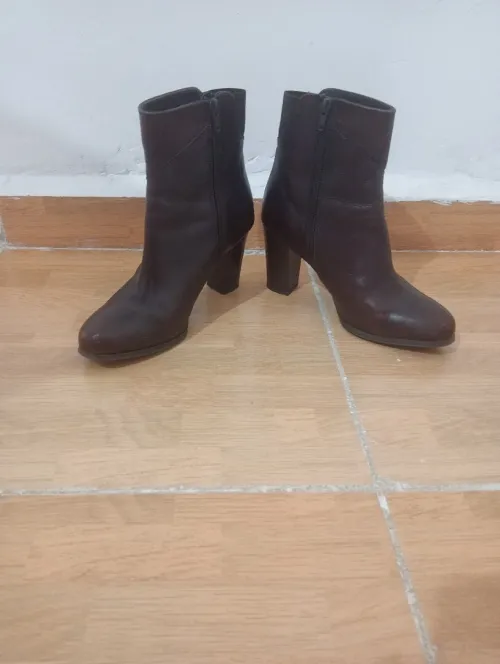À vendre Bottes noires (Pointure 37)   Bottes marron (Pointure 38)