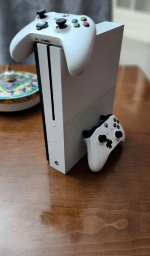Xbox one s 1tr 2 manette d'origine et les cd