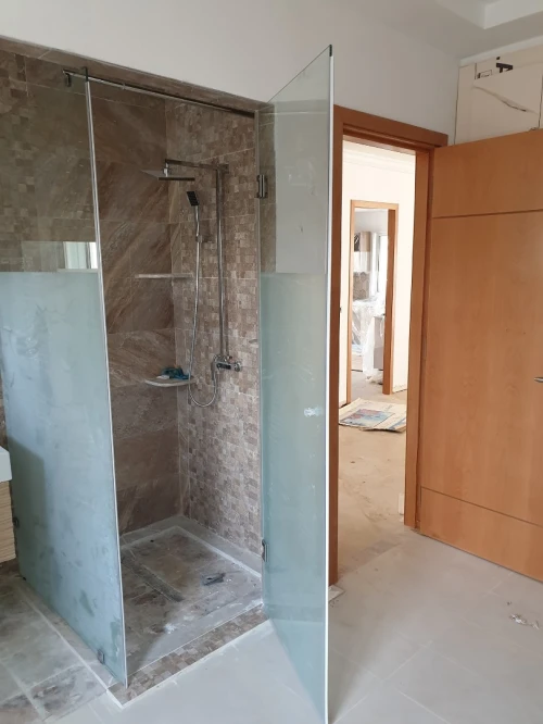 Paroi de douche et façade en verre 