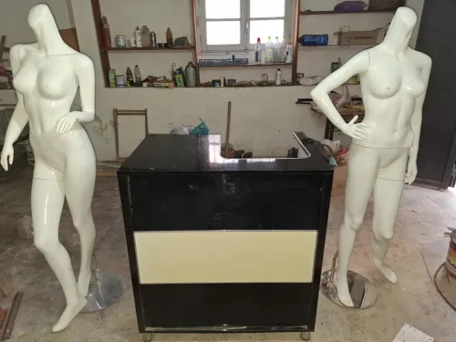 Lot matériel pour magasin Mannequins & comptoir & panneaux