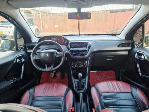 Peugeot 208 2015 Silver Line