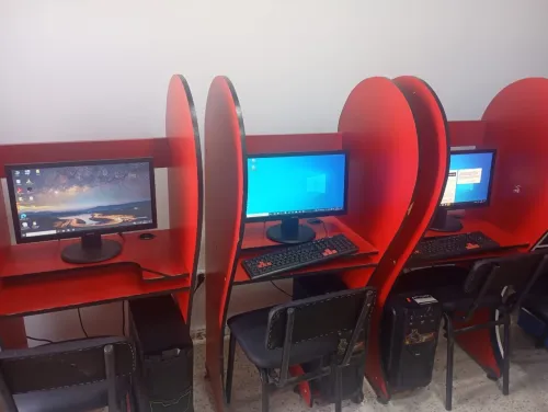 Lots des PC avec tables 