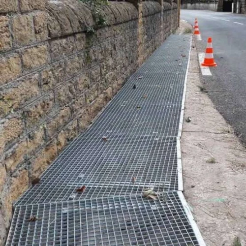 Fabrication de Caniveaux Galvanisés en Caillebotis  Sur Mesure Prêts à Poser 