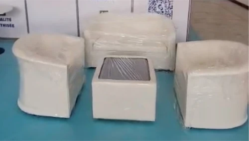 salon avec table pour bureaux