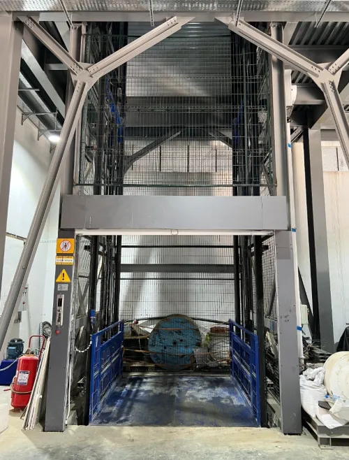 Monte charge marchandise hydraulique fabrication sur mesure - GRAVITY ALGERIE - Interne Ou Externe