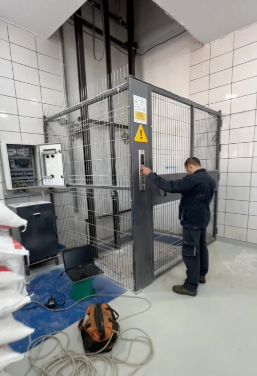 Monte charge marchandise hydraulique fabrication sur mesure - GRAVITY ALGERIE - Interne Ou Externe