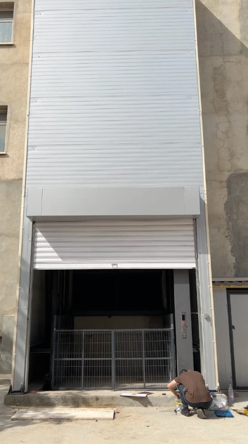 Montecharge marchandise hydraulique fabrication sur mesure - GRAVITY ALGERIE - interne ou externe