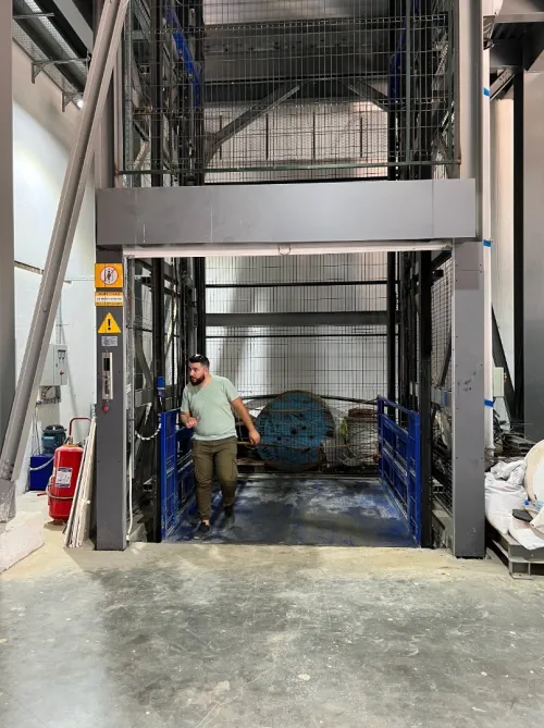 Montecharge marchandise hydraulique fabrication sur mesure - GRAVITY ALGERIE - interne ou externe