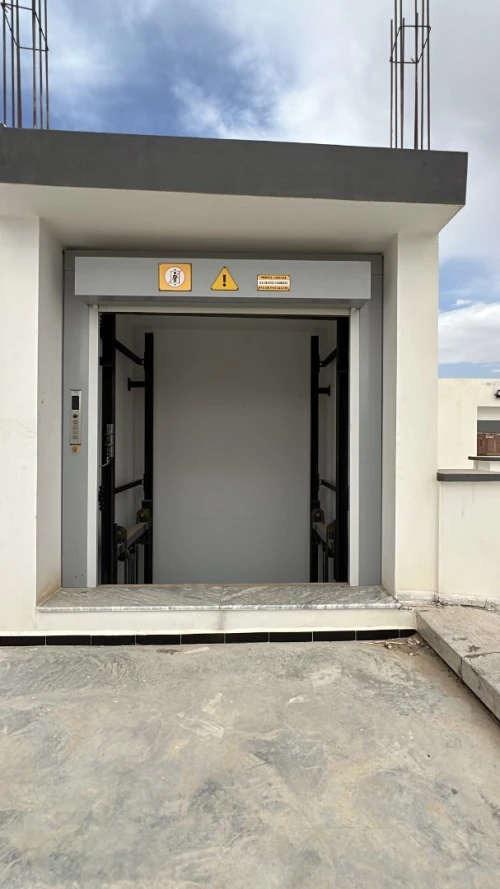 Montecharge marchandise hydraulique fabrication sur mesure - GRAVITY ALGERIE - interne ou externe